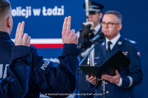 Komendant Wojewódzki Policji w Łodzi przemawia podczas ślubowania.