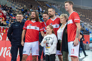 pamiątkowe zdjęcie z zawodnikami drużyny Gwiazd podzczas turnieju IPA CUP.