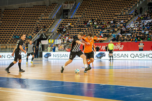 Zawodnicy grają w piłkę nożną.