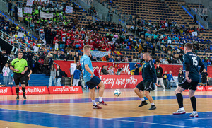 Zawodnicy grają w piłkę nożną.