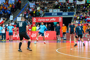 Zawodnicy grają w piłkę.