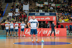 I Zastępca KWP w Łodzi z piłką.