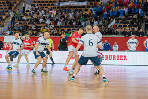 Zawodnicy grają w piłkę.