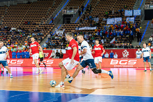 Zawodnicy grają w piłkę.