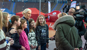 Rzecznik w towarzystwie dzieci udziela wywiadu.