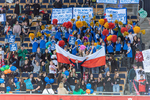 Publiczność dopinguje.