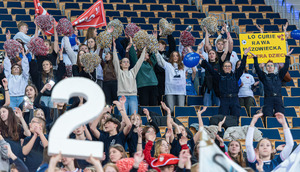 Publiczność dopinguje.