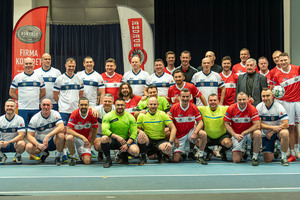 Zawodnicy pozują do zdjęcia.