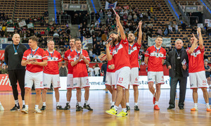 Zawodnicy dziękują publiczności.