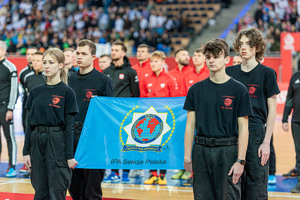 młodzież trzyma flagę IPA, podczas Noworocznego Turnieju Piłki Halowej IPA CUP.