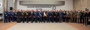 Żegnający się Nadinspektor Sławomir Litwin, Komendanci Miejscy i Powiatowi, zaproszeni goście na uroczystość.