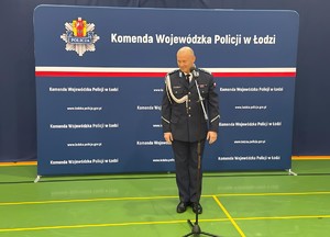 Dowódca Oddziału Prewencji Policji w Łodzi przemawia.