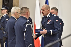 Zastępca Komendanta Głównego Policji składa gratulacje zdającemu i przyjmującemu obowiązki Komendanta Wojewódzkiego Policji w Łodzi.