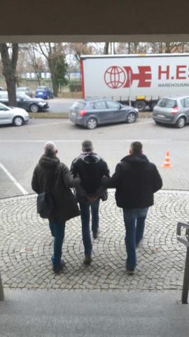 policjanci z zatrzymanym