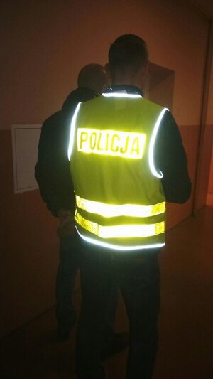 policjant z zatrzymanym