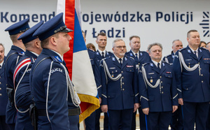Kadra kierownicza województwa łódzkiego i sztandar komendy.