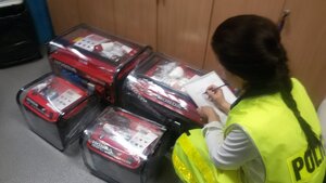 policjantka podczas oględzin zabezpieczonych agregatów