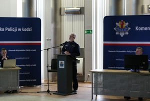 Komendant Wojewódzki Policji w Łodziw trakcie odprawy służbowej.