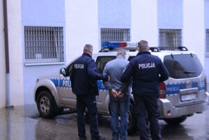 policjanci z zatrzymanym
