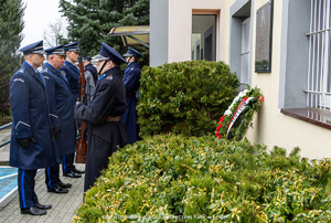 Komendanci łódzkiego garnizonu przed tablicą upamiętniającą Komendanta Głównego Policji Państwowej II RP gen. insp. Janusza Zygmunta- Jagrym Maleszewskiego.