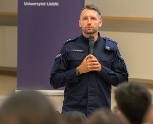 Policjant w trakcie prelekcji