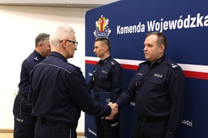 Insp. Krzystyniak wręcza awanse na stanowiska kierownicze.