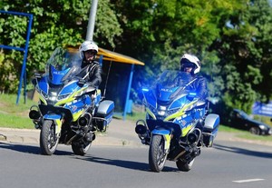 Policjanci jadą na motocyklach.
