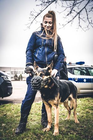 policjantka z psem służbowym.