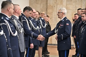 Inspektor Mariusz Krzystyniak Komendant Wojewódzki Policji w Łodzi  wita się z kadrą kierowniczą.