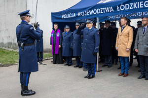 Dowódca składa meldunek komendantowi wojewódzkiemu policji w Łodzi. Z tyłu namiot, pod którym stoją policjanci i zaproszeni goście.