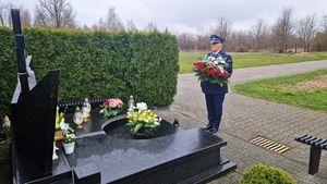 inspektor Jarosław Tokarski Komendant Powiatowy Policji w Pabianicach składa kwiaty na grobie policjanta, który zginął17 lat temu na służbie.