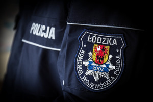 Policyjny mundur z emblematem łódzkiej policji.