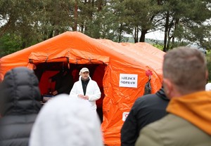 Namiot wskazujący miejsce odpraw podczas ćwiczenia taktycznego dotyczącego ataku terrorystycznego.