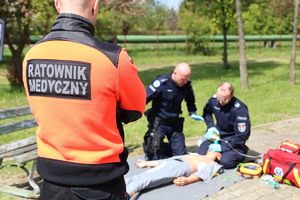 Policjanci w mundurach i ratownik medyczny w trakcie zmagań konkursowych.