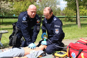 Policjanci w mundurach w trakcie zmagań konkursowych.