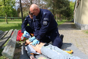 Policjanci w mundurach w trakcie zmagań konkursowych.