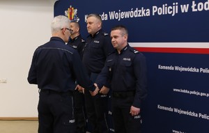 Komendant wojewódzki wręcza rozkazy awansowanym policjantom.