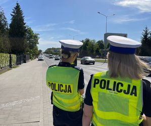 Policjantki mierzą prędkość.