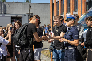 Policjantka ruchu drogowego w trakcie spotkania z młodzieżą.