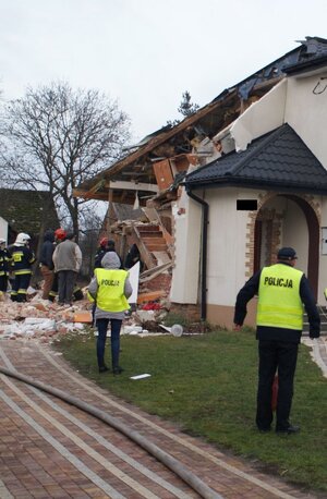 policjanci podczas zabezpieczania miejsca wybuchu