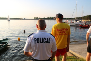 Policjanci i ratownicy WOPR podczas szkolenia.