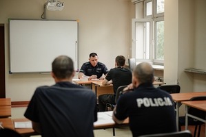 Policjanci w trakcie zmagań konkursowych podczas rozmowy.