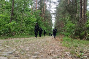 Policjanci OPP w trakcie ćwiczeń w lesie.