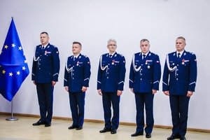 Komendanci wojewódzcy i Zastępca Komendanta Głównego stoją na auli.