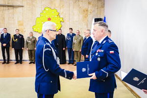 Komendant Michułka gratuluje Komendantowi Krzystyniakowi.