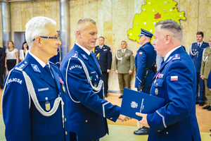 Komendant Michułka gratuluje Komendantowi Sylwestrzakowi.