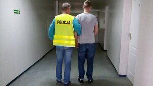 policjant z zatrzymanym