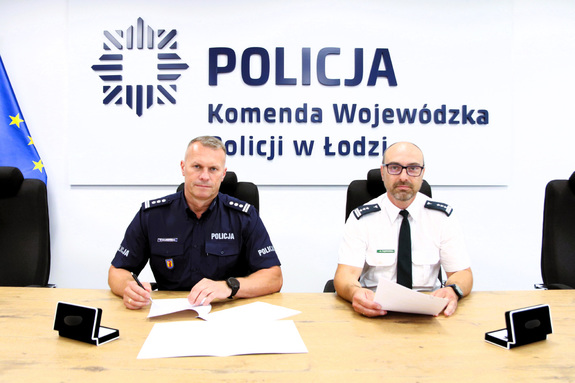 Komendant Wojewódzki Policji w Łodzi insp. Arkadiusz Sylwestrzak podpisuje porozumienie.