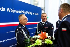Komendant Wojewódzki wraz ze swoim zastępcą gratulują mł. insp. Przemysławowi Gaworoskiemu.