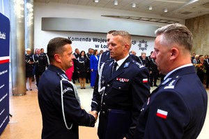 Komendant Wojewódzki wraz ze swoim I Zastępcą gratulują insp. Tomaszowi Jędrzejowskiemu.